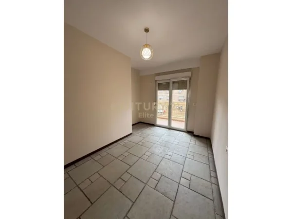 Tirane, jepet me qera ambjent biznesi Kati 2, 108 m² 1.000 € (Reshit Collaku)