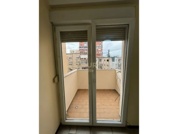 Tirane, jepet me qera ambjent biznesi Kati 2, 108 m² 1.000 € (Reshit Collaku)