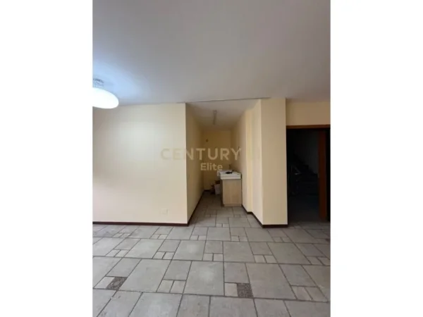 Tirane, jepet me qera ambjent biznesi Kati 2, 108 m² 1.000 € (Reshit Collaku)