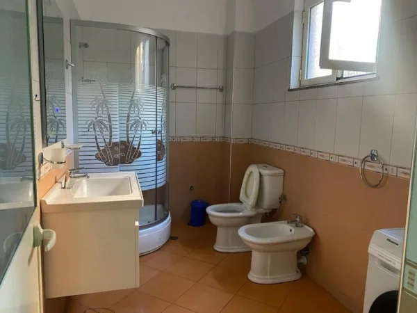 Tirane, jepet me qera apartament 2+1 Kati 1, 100 m² 350 € (rruga Kristaq Capo)