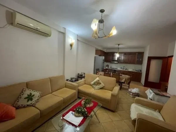 Tirane, jepet me qera apartament 2+1+Ballkon Kati 4, 94 m² 500 € (rruga Kongresi i Manastirit)
