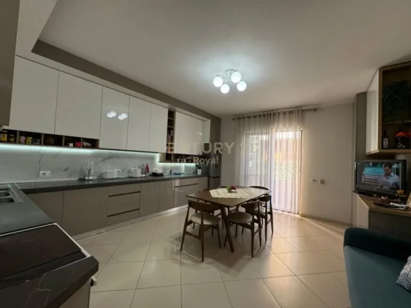 Tirane, jap me qera GODINE 3-KATESHE PER ZYRA/BIZNES , 315 m² 4.000 € (Ministria e Jashtme)