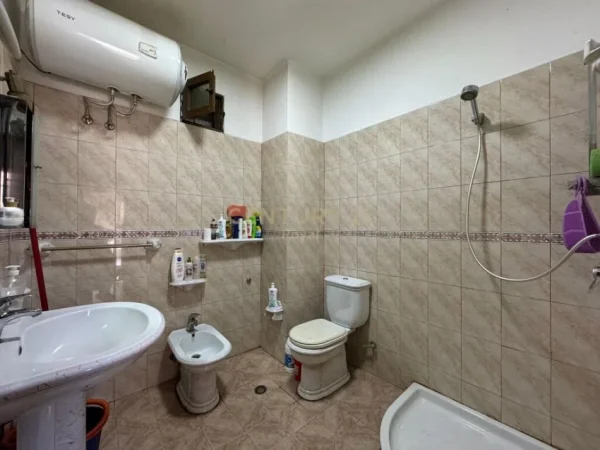 Tirane, jap me qera GODINE 3-KATESHE PER ZYRA/BIZNES , 315 m² 4.000 € (Ministria e Jashtme)