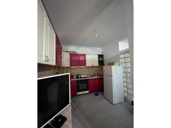 Tirane, shitet apartament 4+1+Ballkon Kati 2, 130 m² 240.000 € (Rruga e Kavajes)