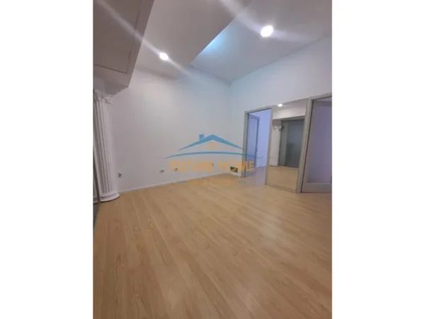 Tirane, jepet me qera zyre Kati 1, 80 m² 1.500 € (Torre Drini)