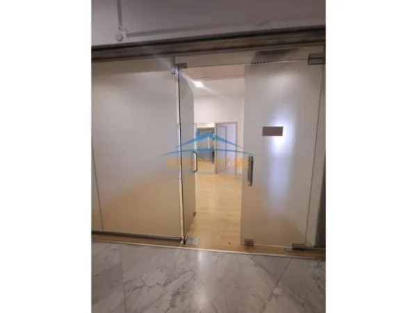 Tirane, jepet me qera zyre Kati 1, 80 m² 1.500 € (Torre Drini)