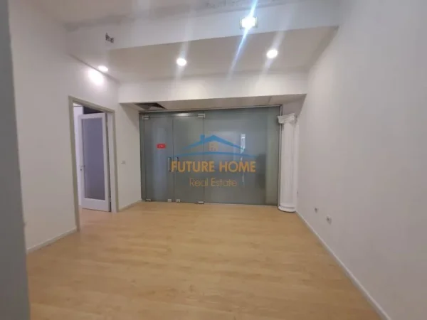Tirane, jepet me qera zyre Kati 1, 80 m² 1.500 € (Torre Drini)