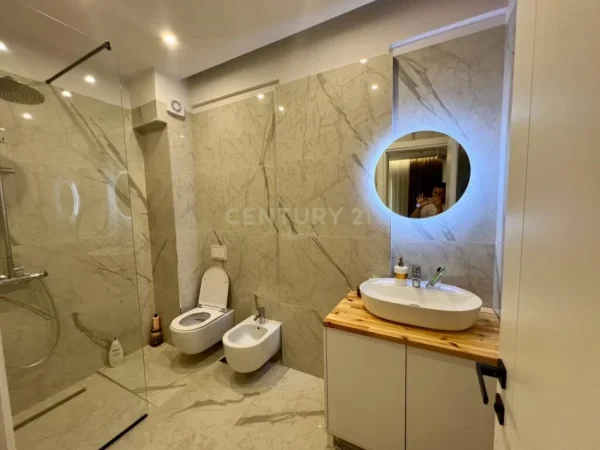 Tirane, jap me qera apartament 2+1+2+POST PARKIMI+OBORR , 100 m² 1.200 € (Liqeni i Thatë)
