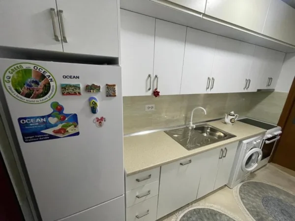 Vlore, jepet me qera apartament 1+1+Ballkon Kati 3, 60 m² 250 € (Rruga Misto Mele)