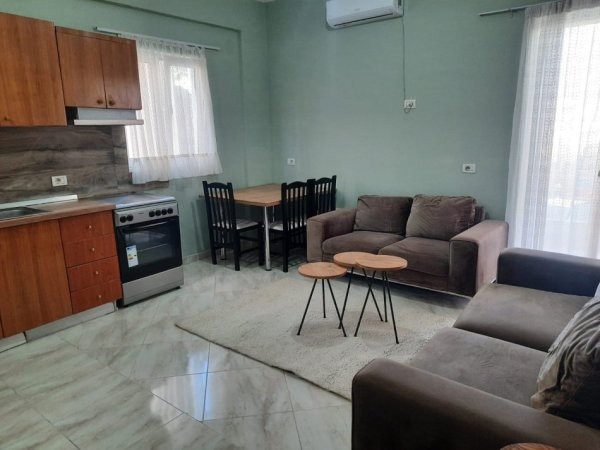 Tirane, jepet me qera shtepi 2+1+Ballkon Kati 2, 90 m² 360 € (rruga Marie Kraja)