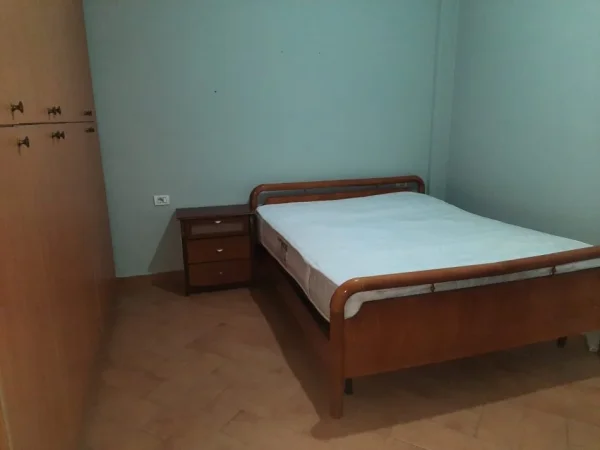 Tirane, jepet me qera shtepi 2+1+Ballkon Kati 2, 90 m² 360 € (rruga Marie Kraja)