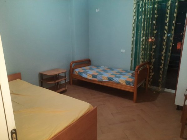 Tirane, jepet me qera shtepi 2+1+Ballkon Kati 2, 90 m² 360 € (rruga Marie Kraja)