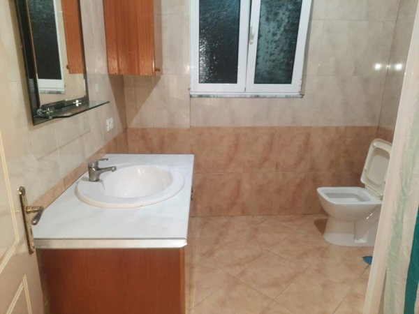 Tirane, jepet me qera shtepi 2+1+Ballkon Kati 2, 90 m² 360 € (rruga Marie Kraja)