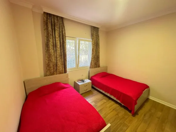 Tirane, jepet me qera apartament 2+1+Ballkon Kati 2, 90 m² 850 € (Liqeni i That)