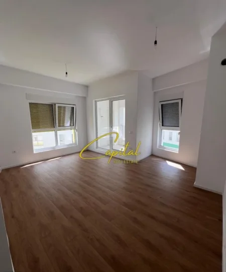 Tirane, jepet me qera apartament 1+1 Kati 7, 65 m² 100.000 € (ALI DEMI)