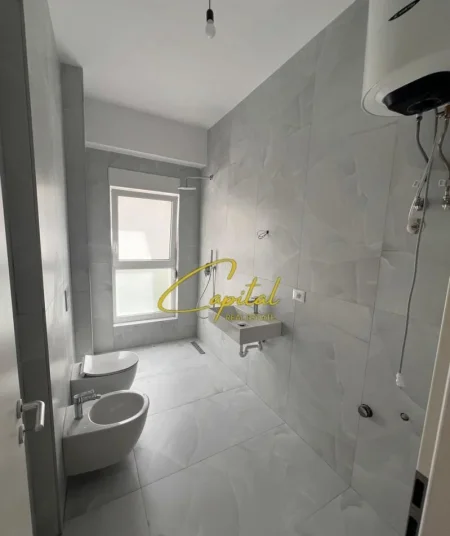 Tirane, jepet me qera apartament 1+1 Kati 7, 65 m² 100.000 € (ALI DEMI)