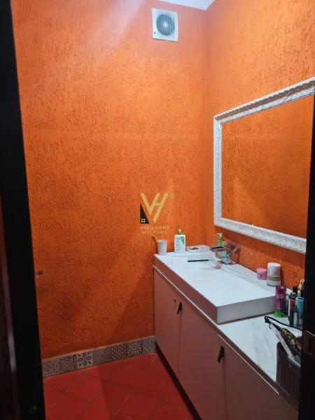 Tirane, jepet me qera apartament 2+1+Ballkon Kati 2, 400 m² 2.500 € (BLLOK)