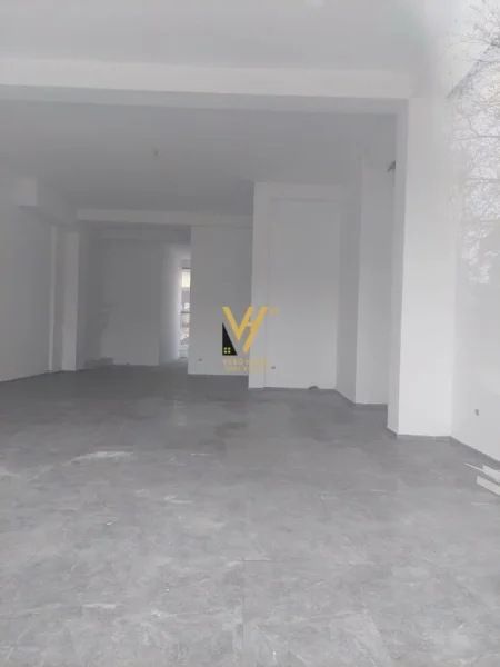 Tirane, shitet dyqan Kati 0, 165 m² 660.000 € (MISTO MAME)