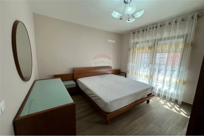 Tirane, jepet me qera apartament 1+1+Ballkon Kati 4, 73 m² 650 € 