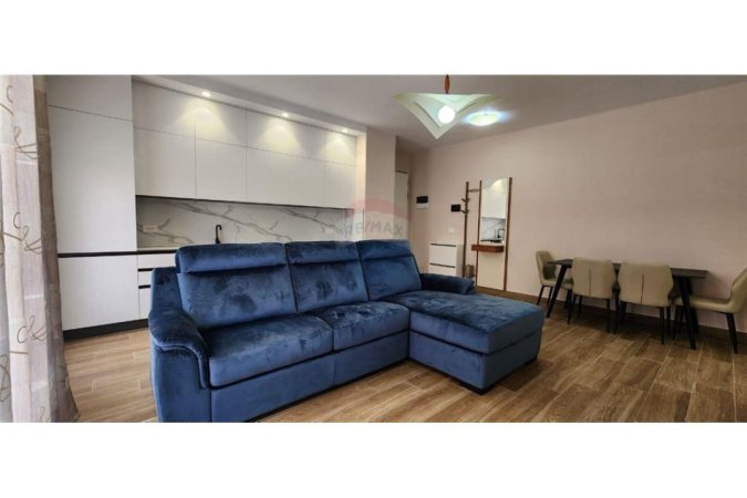 Tirane, jepet me qera apartament 1+1+Ballkon Kati 4, 73 m² 650 € 
