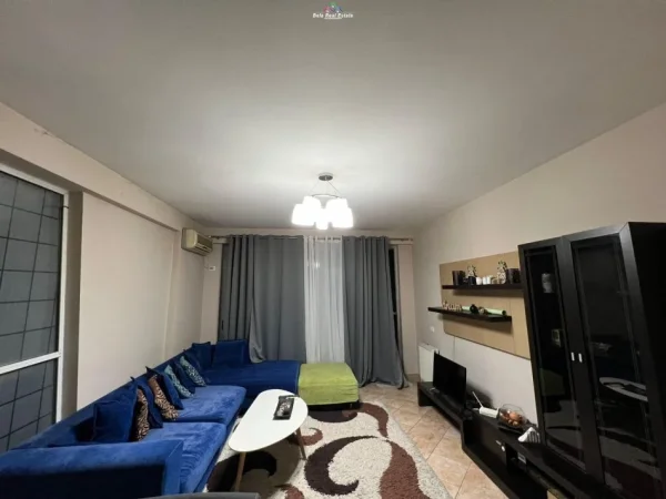 Tirane, jepet me qera apartament 2+1 Kati 3, 115 m² 650 € (KOMUNA E PARISIT)