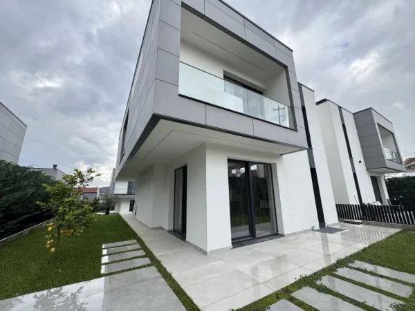 Tirane, jepet me qera Vile , 298 m² 3.500 € 