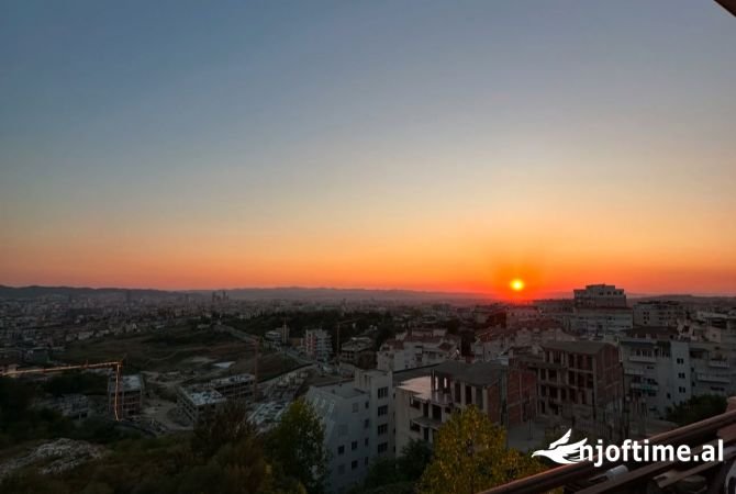 Tirane, jepet me qera apartament 1+1+Ballkon Kati 3, 60 m² 350 € (fresku)