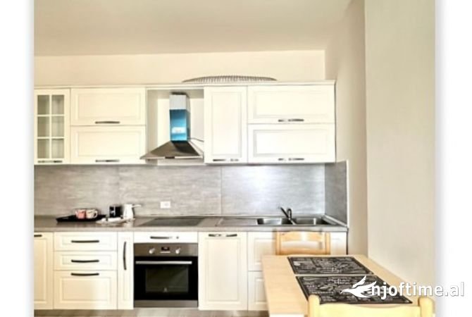 Tirane, jepet me qera apartament 1+1+Ballkon Kati 3, 60 m² 350 € (fresku)