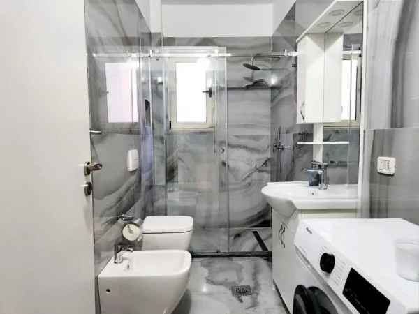 Vlore, jepet me qera apartament 2+1+Ballkon , 84 m² 600 € (Lungomare)