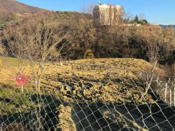 Tirane, shitet toke , 3.000 m² 160.000 € (Picall)