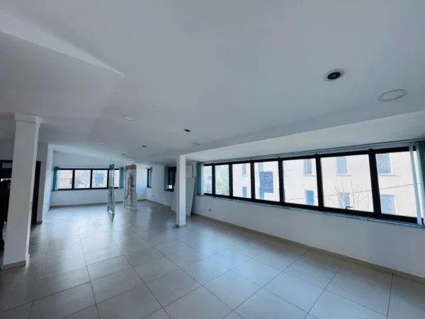 Shqiperi, jepet me qera zyre Kati 2, 230 m² 2.000 € (Ambient Zyre me qera ne zonen e Brrylit)