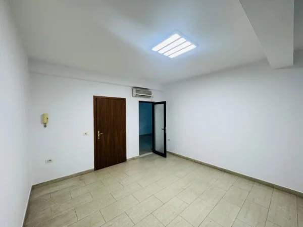Shqiperi, jepet me qera zyre Kati 2, 230 m² 2.000 € (Ambient Zyre me qera ne zonen e Brrylit)