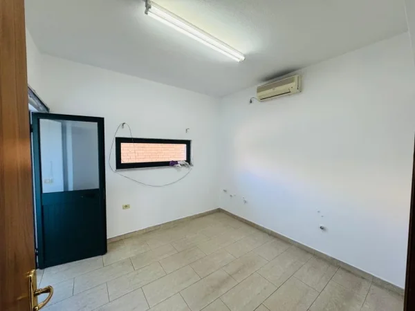 Shqiperi, jepet me qera zyre Kati 2, 230 m² 2.000 € (Ambient Zyre me qera ne zonen e Brrylit)