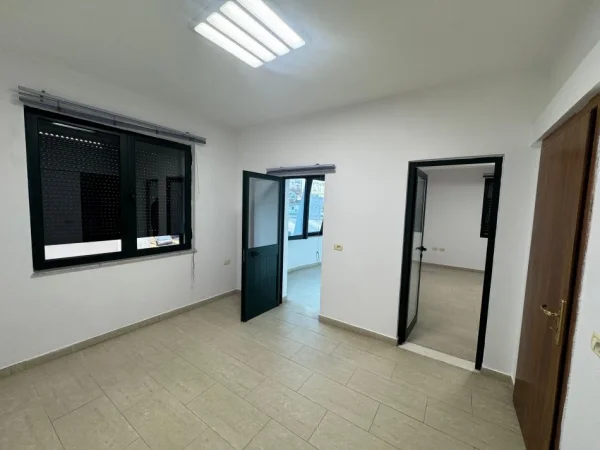Shqiperi, jepet me qera zyre Kati 2, 230 m² 2.000 € (Ambient Zyre me qera ne zonen e Brrylit)