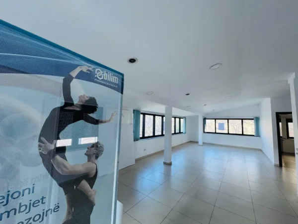 Shqiperi, jepet me qera zyre Kati 2, 230 m² 2.000 € (Ambient Zyre me qera ne zonen e Brrylit)