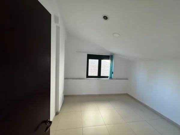 Shqiperi, jepet me qera zyre Kati 2, 230 m² 2.000 € (Ambient Zyre me qera ne zonen e Brrylit)