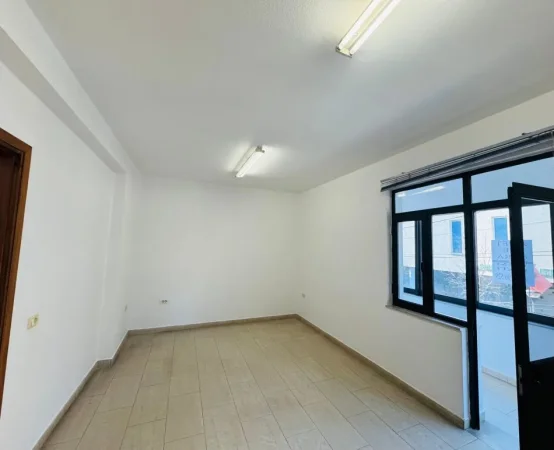 Shqiperi, jepet me qera zyre Kati 2, 230 m² 2.000 € (Ambient Zyre me qera ne zonen e Brrylit)