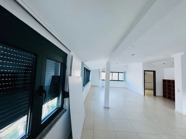 Shqiperi, jepet me qera zyre Kati 2, 230 m² 2.000 € (Ambient Zyre me qera ne zonen e Brrylit)