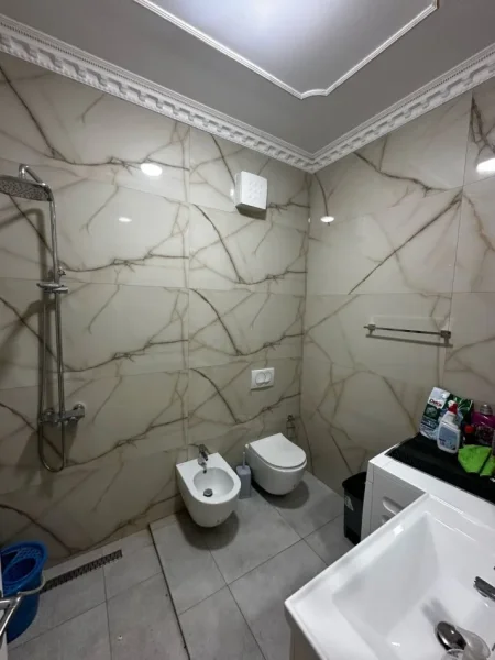 Tirane, jepet me qera apartament 2+1 Kati 2, 110 m² 850 € (medreseja)
