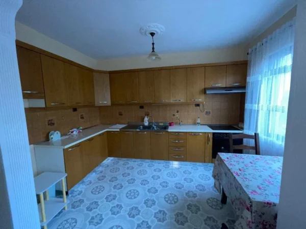 Tirane, jepet me qera apartament 3+1+Aneks Kati 2, 140 m² 450 € (ALI DEMI)