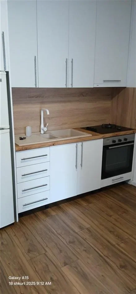 Tirane, jepet me qera apartament 1+1+Ballkon Kati 1, 60 m² 450 € (21 dhjetori , sa kalon zjarrfiksen , rruga frosina plaku)