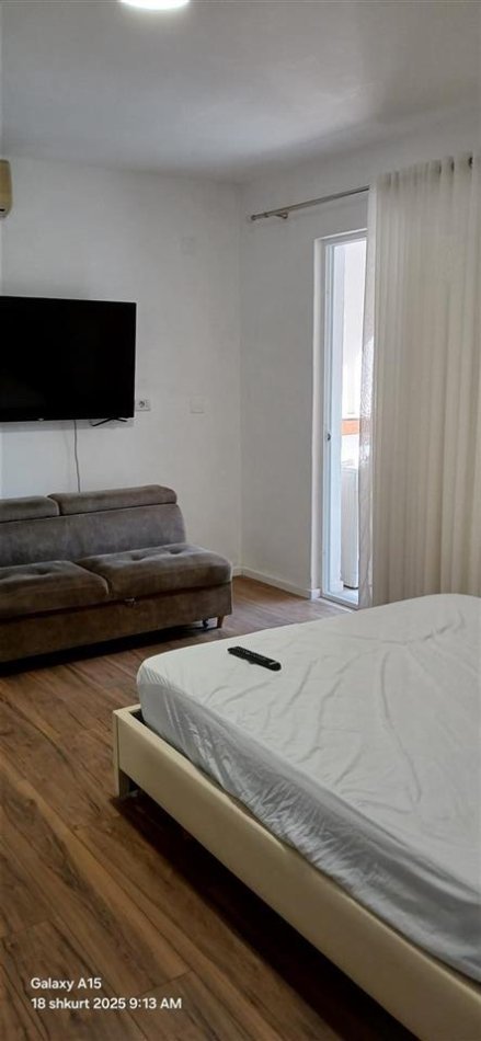 Tirane, jepet me qera apartament 1+1+Ballkon Kati 1, 60 m² 450 € (21 dhjetori , sa kalon zjarrfiksen , rruga frosina plaku)