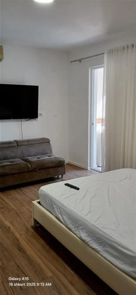Tirane, jepet me qera apartament 1+1+Ballkon Kati 1, 60 m² 450 € (21 dhjetori , sa kalon zjarrfiksen , rruga frosina plaku)