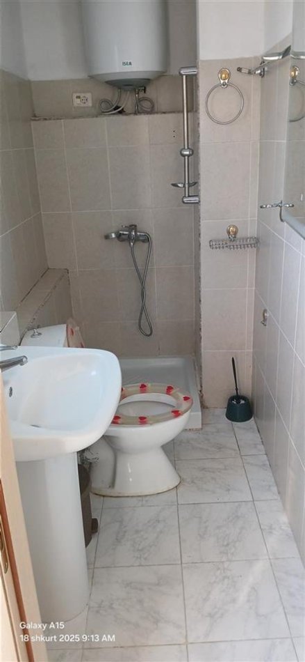Tirane, jepet me qera apartament 1+1+Ballkon Kati 1, 60 m² 450 € (21 dhjetori , sa kalon zjarrfiksen , rruga frosina plaku)