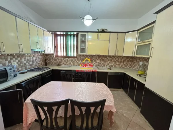 Vlore, jepet me qera shtepi 3+1+Ballkon Kati 3, 120 m² 500 € (Rruga Janaq Kilica)