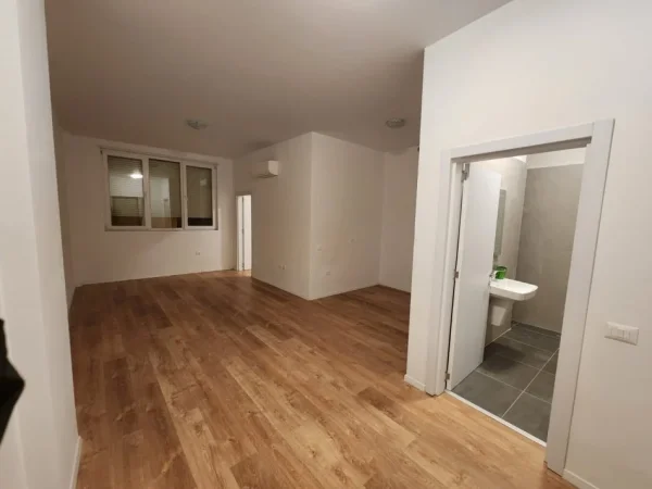 Tirane, jepet me qera zyre Kati 2, 60 m² 700 € (PAZARI I RI)