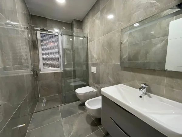 Tirane, jepet me qera Vile 2+1 , 100 m² 900 € (Kopshti Botanik)