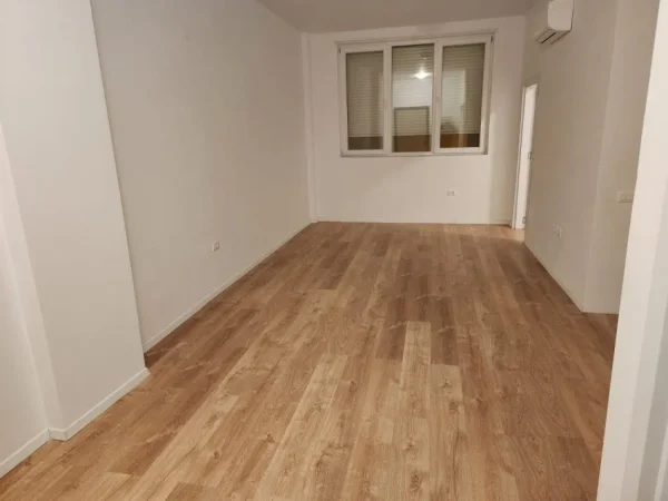 Tirane, jepet me qera zyre Kati 2, 60 m² 700 € (PAZARI I RI)