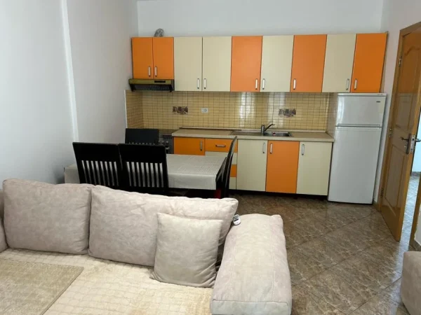Tirane, jepet me qera apartament 1+1+Ballkon Kati 5, 55 m² 550 € (ISH EKSPOZITA)