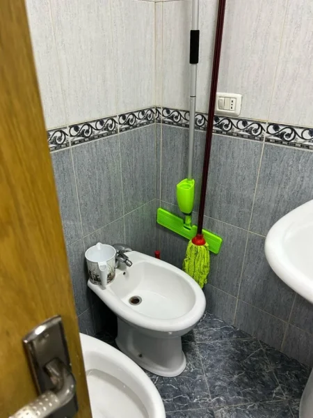 Tirane, jepet me qera apartament 1+1+Ballkon Kati 5, 55 m² 550 € (ISH EKSPOZITA)